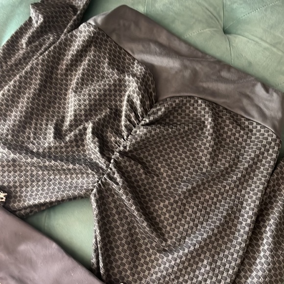 Instagram leggings that make your booty pop! - Picture 3 of 5